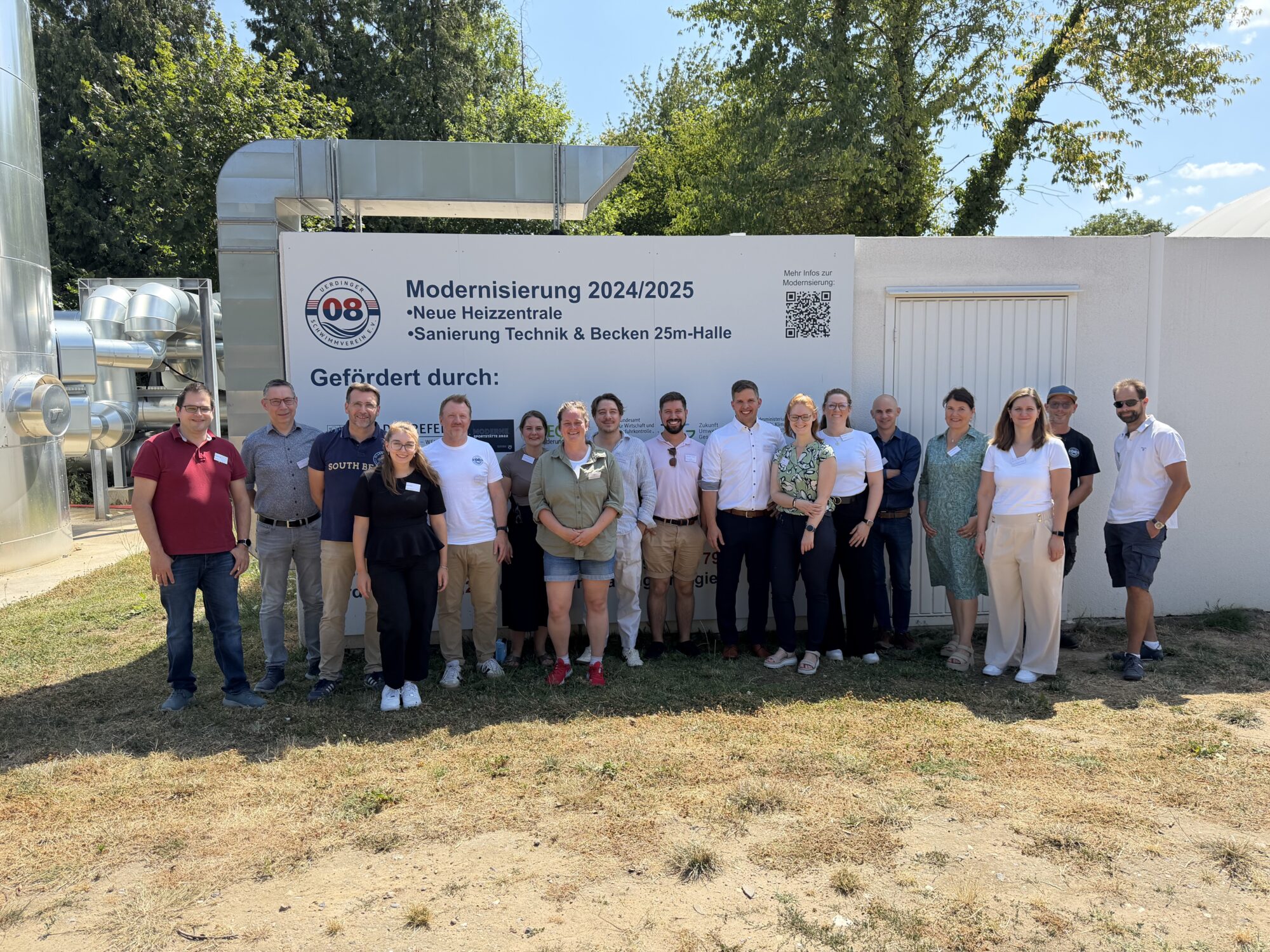 Gruppenfoto vor der neuen Heizzentrale des Uerdinger Schwimmvereins
